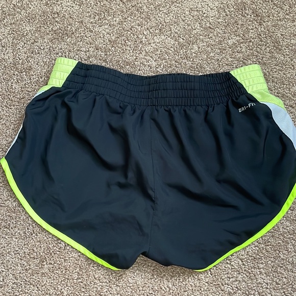 Nike running shorts - Picture 2 of 3